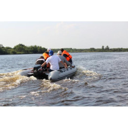 Лодка Мнев и К Кайман 400